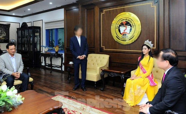 Phía Hoa hậu Đỗ Thị Hà chính thức lên tiếng về hình ảnh ngồi khi thầy giáo đứng báo cáo gây tranh cãi - Ảnh 1.