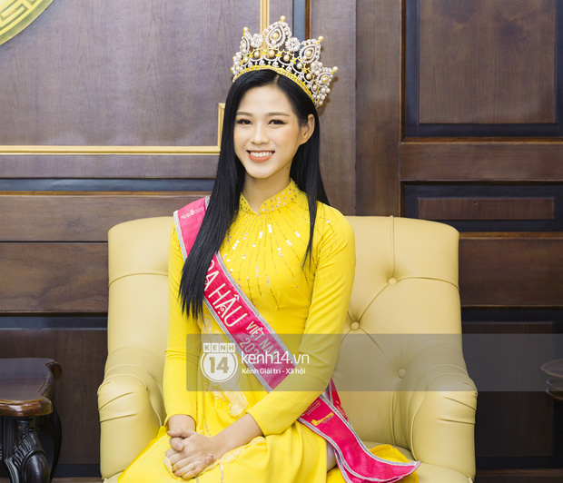 Phía Hoa hậu Đỗ Thị Hà chính thức lên tiếng về hình ảnh ngồi khi thầy giáo đứng báo cáo gây tranh cãi - Ảnh 2.