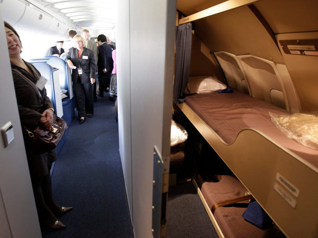 Soi cận cảnh chỗ nghỉ của các tiếp viên và phi công trên máy bay, có khi họ đang nằm ngủ ngay… dưới chân bạn đấy! - Ảnh 2.