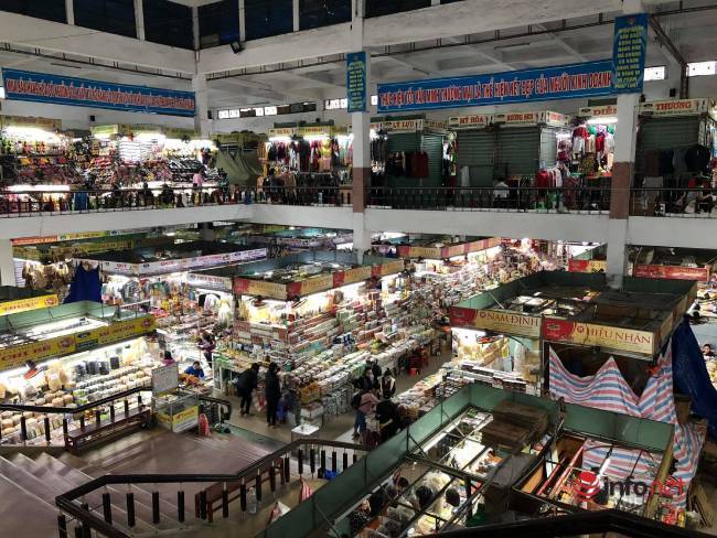 Khu chợ sầm uất bậc nhất Đà Nẵng vắng khách, nhiều ki ốt phủ bạt nghỉ bán - Ảnh 1.