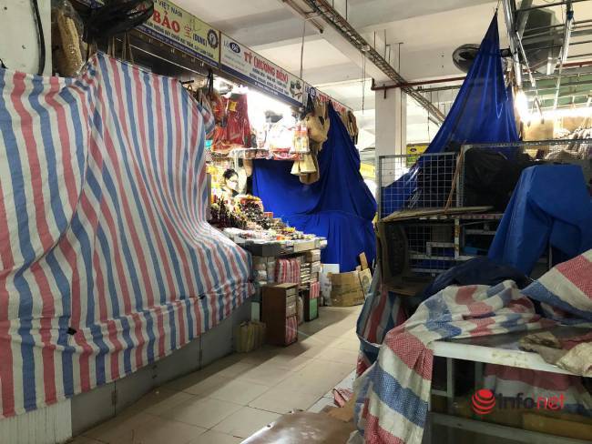 Khu chợ sầm uất bậc nhất Đà Nẵng vắng khách, nhiều ki ốt phủ bạt nghỉ bán - Ảnh 2.