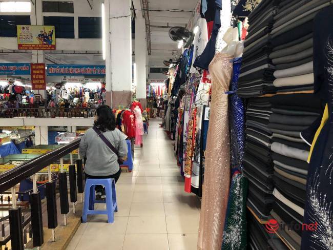 Khu chợ sầm uất bậc nhất Đà Nẵng vắng khách, nhiều ki ốt phủ bạt nghỉ bán - Ảnh 12.