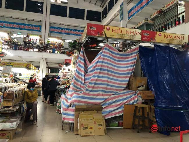 Khu chợ sầm uất bậc nhất Đà Nẵng vắng khách, nhiều ki ốt phủ bạt nghỉ bán - Ảnh 3.