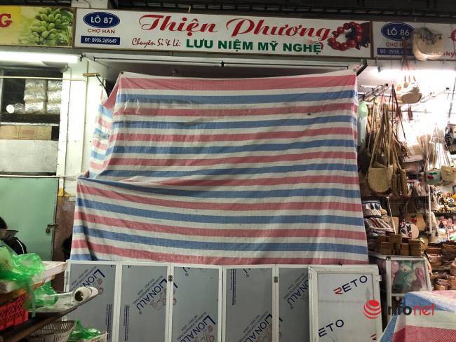 Khu chợ sầm uất bậc nhất Đà Nẵng vắng khách, nhiều ki ốt phủ bạt nghỉ bán - Ảnh 4.