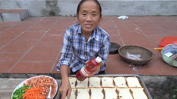 Bà Tân Vlog thành công mĩ mãn với món pizza làm từ bánh mì nhờ cách nướng mang phong cách riêng - Ảnh 2.