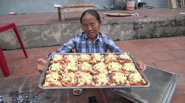 Bà Tân Vlog thành công mĩ mãn với món pizza làm từ bánh mì nhờ cách nướng mang phong cách riêng - Ảnh 6.