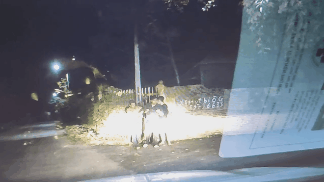 CLIP: Thấy người nằm bên đường lúc 2h sáng, tài xế dừng xe xuống giúp mới phát hiện sự thật bất ngờ - Ảnh 4.