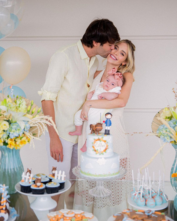 Thiên thần Kaka cùng bà xã khoe diện mạo của nhóc tì bé bỏng, dân tình không ngừng xuýt xoa: Mỹ nhân tương lai là đây chứ đâu - Ảnh 1. Thiên thần Kaka cùng bà xã khoe diện mạo của nhóc tì bé bỏng, dân tình không ngừng xuýt xoa: Mỹ nhân tương lai là đây chứ đâu - Ảnh 1.