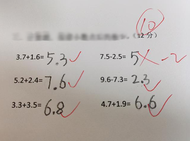 Con gái khóc nức nở vì bị gạch đáp án 7,5 - 2,5 = 5, bà mẹ tưởng bị trù dập, ai ngờ lại là bài học nhớ đời của giáo viên - Ảnh 1. Con gái khóc nức nở vì bị gạch đáp án 7,5 - 2,5 = 5, bà mẹ tưởng bị trù dập, ai ngờ lại là bài học nhớ đời của giáo viên - Ảnh 1.