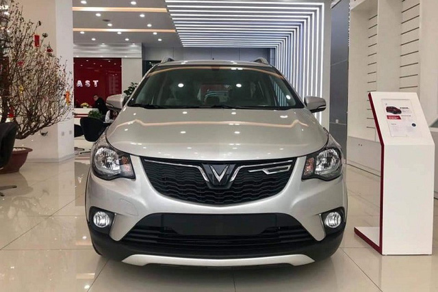 Hết năm 2020, VinFast Fadil vẫn được miễn 100% trước bạ - Đòn hiểm bất ngờ làm khó Kia Morning và Hyundai i10 - Ảnh 2. Hết năm 2020, VinFast Fadil vẫn được miễn 100% trước bạ - Đòn hiểm bất ngờ làm khó Kia Morning và Hyundai i10 - Ảnh 2.