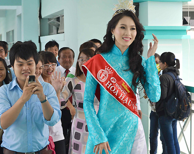 Loạt ảnh Đặng Thu Thảo về thăm trường gây sốt, netizen bỗng tranh cãi nảy lửa và bất ngờ réo tên Hoa hậu Đỗ Thị Hà - Ảnh 1.