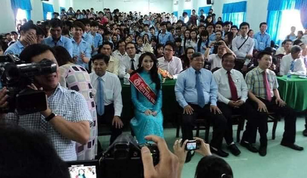 Dân tình đào lại khoảnh khắc về trường của Hoa hậu Thu Thảo, chỉ hành động nhỏ mà được tấm tắc khen ngợi nhân cách tử tế - Ảnh 1. Dân tình đào lại khoảnh khắc về trường của Hoa hậu Thu Thảo, chỉ hành động nhỏ mà được tấm tắc khen ngợi nhân cách tử tế - Ảnh 1.