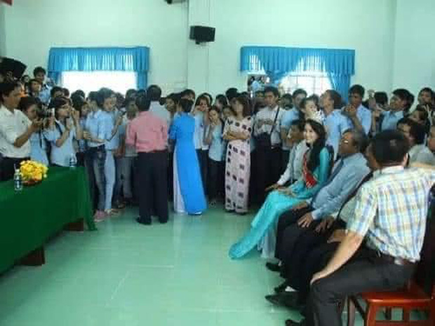 Dân tình đào lại khoảnh khắc về trường của Hoa hậu Thu Thảo, chỉ hành động nhỏ mà được tấm tắc khen ngợi nhân cách tử tế - Ảnh 2. Dân tình đào lại khoảnh khắc về trường của Hoa hậu Thu Thảo, chỉ hành động nhỏ mà được tấm tắc khen ngợi nhân cách tử tế - Ảnh 2.