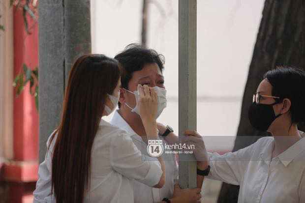 Vợ chồng Trường Giang - Nhã Phương khóc nấc từng cơn, tựa vào nhau vì đứng không vững tại tang lễ NS Chí Tài - Ảnh 1. Vợ chồng Trường Giang - Nhã Phương khóc nấc từng cơn, tựa vào nhau vì đứng không vững tại tang lễ NS Chí Tài - Ảnh 1.