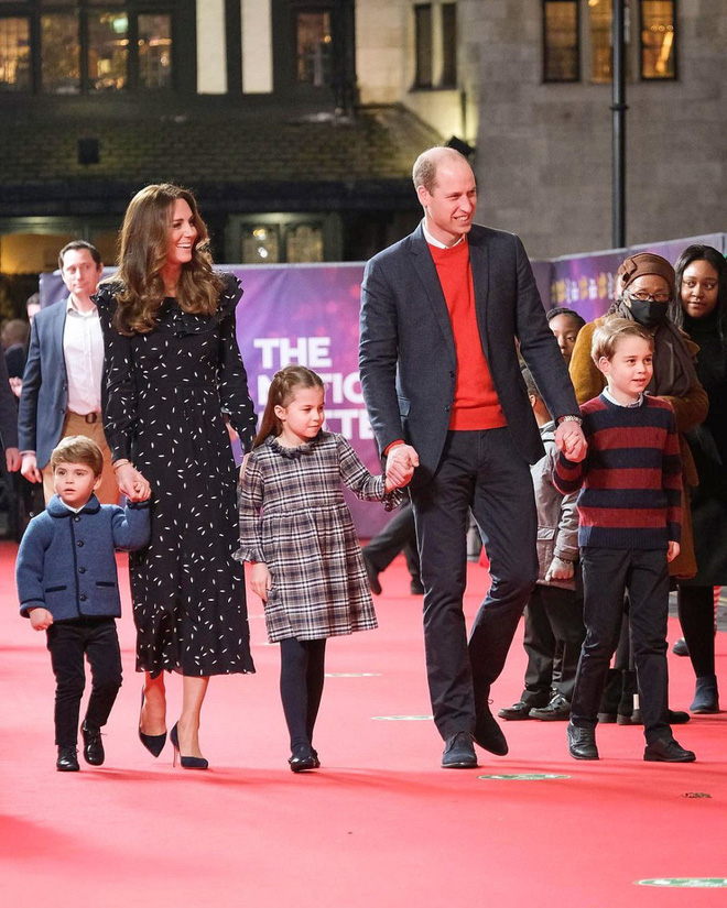 Lần đầu tiên xuất hiện trên thảm đỏ cùng anh chị, Hoàng tử út Louis nhà Công nương Kate đã chiếm trọn spotlight vì vẻ đáng yêu hết mức - Ảnh 1.