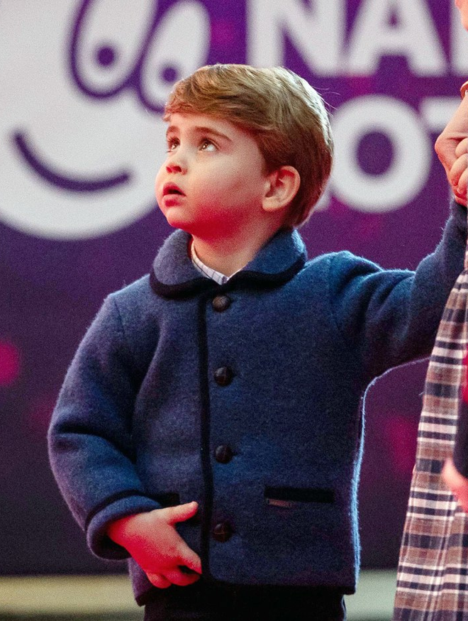 Lần đầu tiên xuất hiện trên thảm đỏ cùng anh chị, Hoàng tử út Louis nhà Công nương Kate đã chiếm trọn spotlight vì vẻ đáng yêu hết mức - Ảnh 2. Lần đầu tiên xuất hiện trên thảm đỏ cùng anh chị, Hoàng tử út Louis nhà Công nương Kate đã chiếm trọn spotlight vì vẻ đáng yêu hết mức - Ảnh 2.