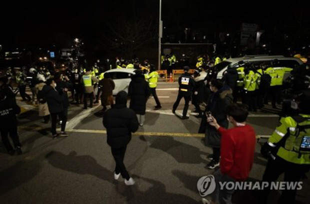 Những lời nói đầu tiên và chi tiết trên tay gây khó hiểu của tên tội phạm ấu dâm vụ bé Nayoung ngày được phóng thích sau 12 năm đền tội - Ảnh 11. Những lời nói đầu tiên và chi tiết trên tay gây khó hiểu của tên tội phạm ấu dâm vụ bé Nayoung ngày được phóng thích sau 12 năm đền tội - Ảnh 11.