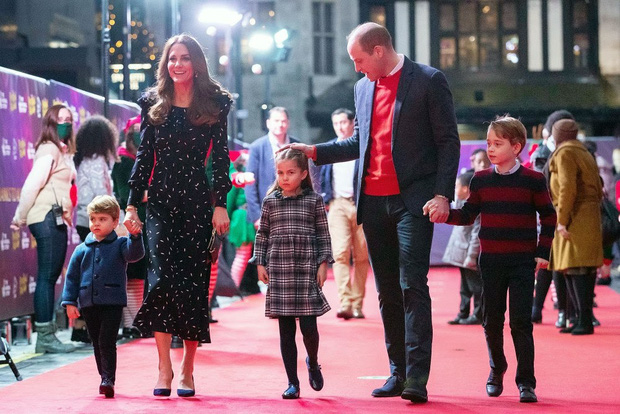 Lần đầu tiên xuất hiện trên thảm đỏ cùng anh chị, Hoàng tử út Louis nhà Công nương Kate đã chiếm trọn spotlight vì vẻ đáng yêu hết mức - Ảnh 3.
