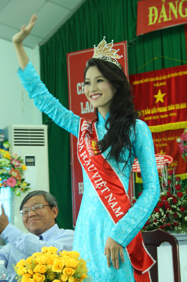 Loạt ảnh Đặng Thu Thảo về thăm trường gây sốt, netizen bỗng tranh cãi nảy lửa và bất ngờ réo tên Hoa hậu Đỗ Thị Hà - Ảnh 4.