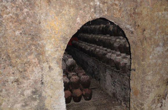 Kiệt sức nên ngồi nghỉ ở hầm chứa khoai tây, lão nông dân thấy tia sáng lóe lên, nào ngờ phát hiện kho báu khổng lồ quý giá - Ảnh 6.