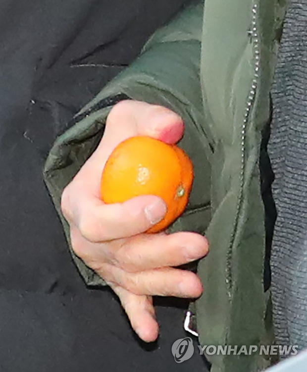 Những lời nói đầu tiên và chi tiết trên tay gây khó hiểu của tên tội phạm ấu dâm vụ bé Nayoung ngày được phóng thích sau 12 năm đền tội - Ảnh 6. Những lời nói đầu tiên và chi tiết trên tay gây khó hiểu của tên tội phạm ấu dâm vụ bé Nayoung ngày được phóng thích sau 12 năm đền tội - Ảnh 6.