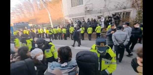 Những lời nói đầu tiên và chi tiết trên tay gây khó hiểu của tên tội phạm ấu dâm vụ bé Nayoung ngày được phóng thích sau 12 năm đền tội - Ảnh 9. Những lời nói đầu tiên và chi tiết trên tay gây khó hiểu của tên tội phạm ấu dâm vụ bé Nayoung ngày được phóng thích sau 12 năm đền tội - Ảnh 9.