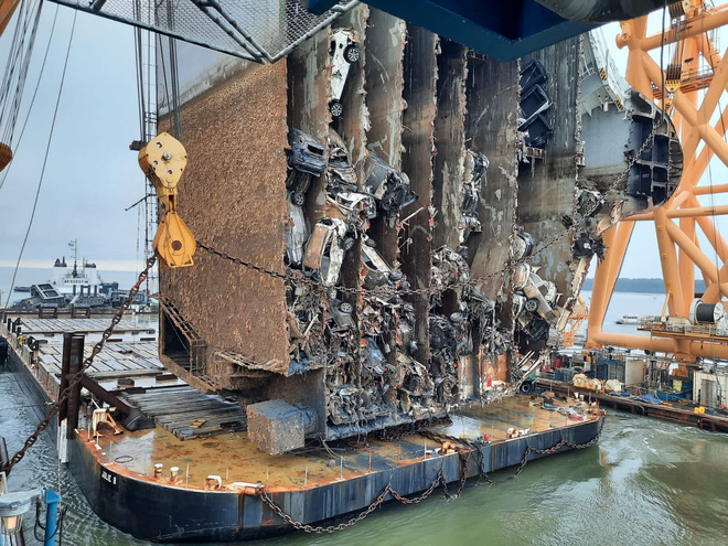 Choáng ngợp với quá trình cắt và tháo dỡ tàu biển chở hàng ngàn chiếc ô tô bị lật - Ảnh 19.