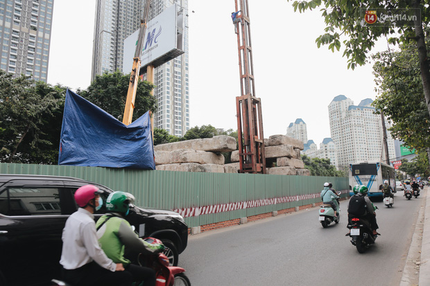 Nâng đường chống ngập ở Sài Gòn, nhà dân biến thành “hầm”: Mỗi lần chui ra chui vào lại đụng đầu, bỏ 100 triệu nâng nền - Ảnh 1.