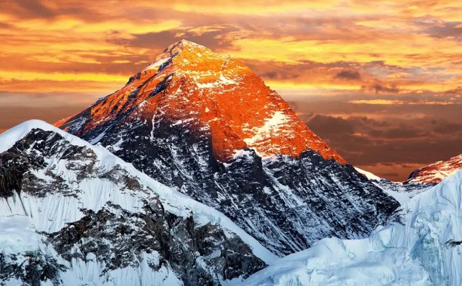 Trung Quốc và Nepal thống nhất cách đo, xác nhận đỉnh Everest cao thêm 0,6 mét so với trước đây - Ảnh 1.