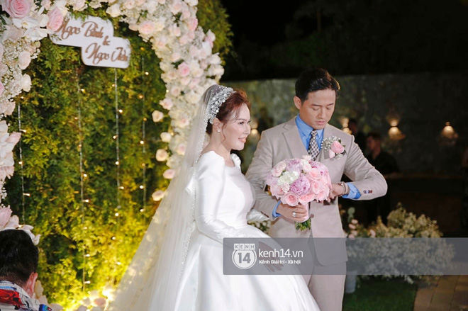 Cập nhật đám cưới Quý Bình và nữ doanh nhân: Cô dâu nhìn ngắm chồng đầy tình tứ, Vân Trang, Ngân Quỳnh và nhiều nghệ sĩ đã có mặt - Ảnh 1.