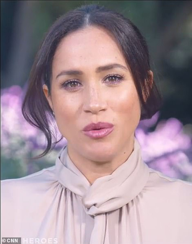 Meghan Markle tái xuất lần đầu tiên sau khi tiết lộ sảy thai đứa con thứ hai với Harry, gây chú ý vì ngoại hình khác lạ - Ảnh 3.