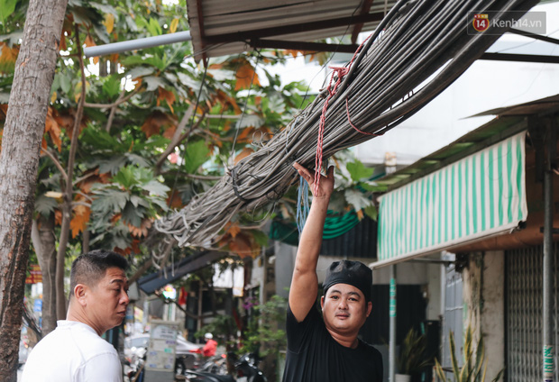 Nâng đường chống ngập ở Sài Gòn, nhà dân biến thành “hầm”: Mỗi lần chui ra chui vào lại đụng đầu, bỏ 100 triệu nâng nền - Ảnh 11.