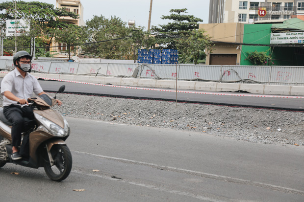 Nâng đường chống ngập ở Sài Gòn, nhà dân biến thành “hầm”: Mỗi lần chui ra chui vào lại đụng đầu, bỏ 100 triệu nâng nền - Ảnh 13.