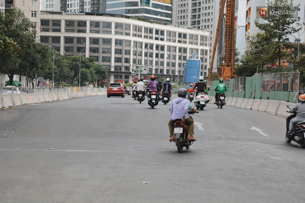 Nâng đường chống ngập ở Sài Gòn, nhà dân biến thành “hầm”: Mỗi lần chui ra chui vào lại đụng đầu, bỏ 100 triệu nâng nền - Ảnh 14.