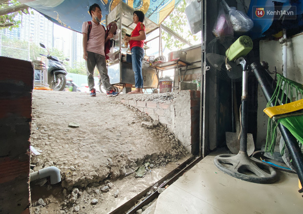 Nâng đường chống ngập ở Sài Gòn, nhà dân biến thành “hầm”: Mỗi lần chui ra chui vào lại đụng đầu, bỏ 100 triệu nâng nền - Ảnh 5.