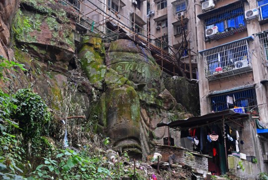 Tượng Phật khổng lồ ngàn năm lộ diện bên dưới chung cư ở Trung Quốc - Ảnh 1.
