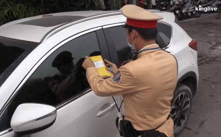 VIDEO: CSGT Hà Nội bắt đầu dán phạt nguội lên kính ô tô