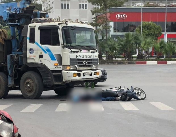 Hà Nội: Xe máy bị xe tải cẩu húc văng, người đàn ông ngã ra đường tử vong thương tâm - Ảnh 1.