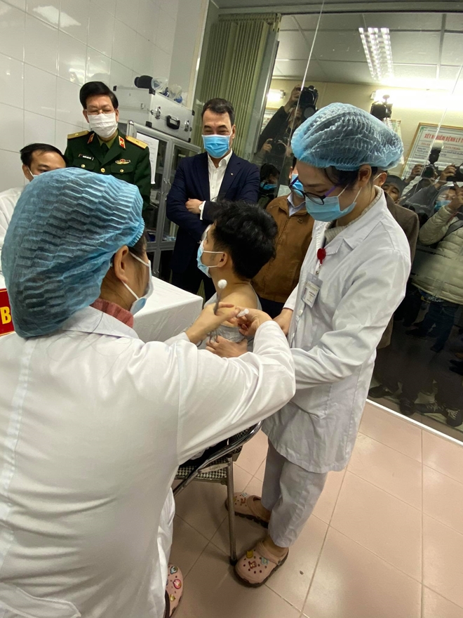 Những hình ảnh đầu tiên tiêm thử nghiệm vaccine COVID-19 tại Việt Nam - Ảnh 1.