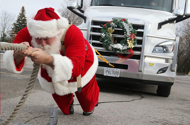 Ông già Noel lập kỷ lục Guinness bằng màn kéo xe chỉ nhìn thôi đã thấy đau lưng, trọng lượng tổng gây choáng khi được công bố - Ảnh 2.