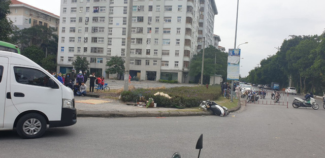Hà Nội: Nam thanh niên đi xe máy bị hất tung sau va chạm với xe buýt, tử vong tại chỗ - Ảnh 2.