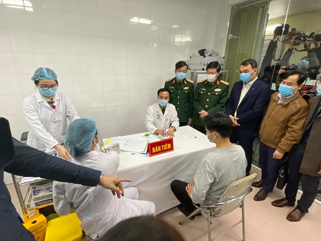 Những hình ảnh đầu tiên tiêm thử nghiệm vaccine COVID-19 tại Việt Nam - Ảnh 3.