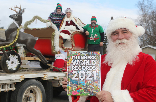 Ông già Noel lập kỷ lục Guinness bằng màn kéo xe chỉ nhìn thôi đã thấy đau lưng, trọng lượng tổng gây choáng khi được công bố - Ảnh 5.