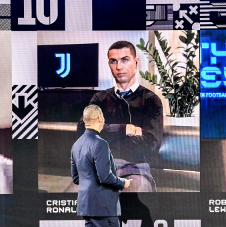 Ronaldo bị troll không thương tiếc vì vẻ mặt hờn dỗi khi chỉ về nhì ở giải The Best - Ảnh 2.
