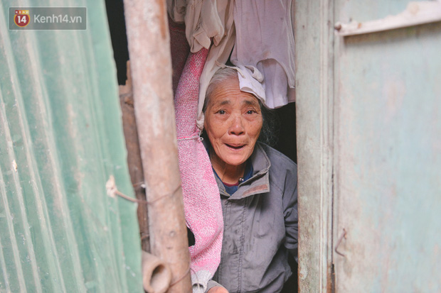 Khu ổ chuột giữa lòng Hà Nội những ngày lạnh nhất từ đầu mùa: Hàng ế nhờ cả xóm ăn hộ, đêm về bà cháu chỉ biết ôm nhau ngủ chống rét - Ảnh 12.