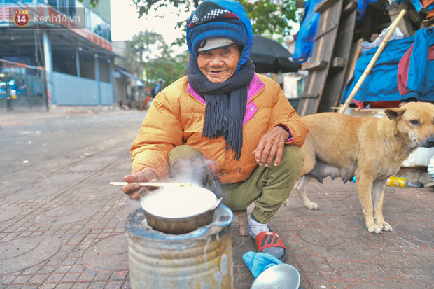 Khu ổ chuột giữa lòng Hà Nội những ngày lạnh nhất từ đầu mùa: Hàng ế nhờ cả xóm ăn hộ, đêm về bà cháu chỉ biết ôm nhau ngủ chống rét - Ảnh 9.