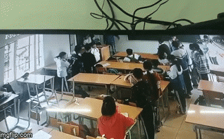 Khoảnh khắc phụ huynh xông vào tận lớp, đánh đấm học sinh lớp 6 ở Điện Biên