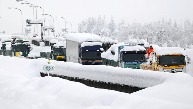 Tuyết rơi dày tới hơn 2m tại nhiều địa phương ở Nhật Bản - Ảnh 1.