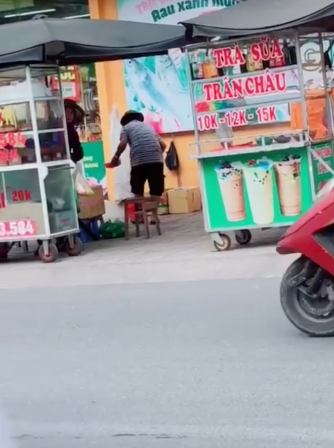 Bán dưa ế quá không biết làm gì, nam thanh niên rảnh rỗi phát loa trêu bà hàng xóm đòi... mua bánh tiêu và trà sữa 10k? - Ảnh 6.