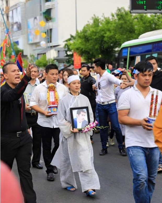 Chuyện phản cảm tại đám tang nghệ sĩ Vbiz: Đám đông cười đùa đến giật tài sản, vợ cố NS Chí Tài bị mạo danh vay 100 triệu - Ảnh 10.